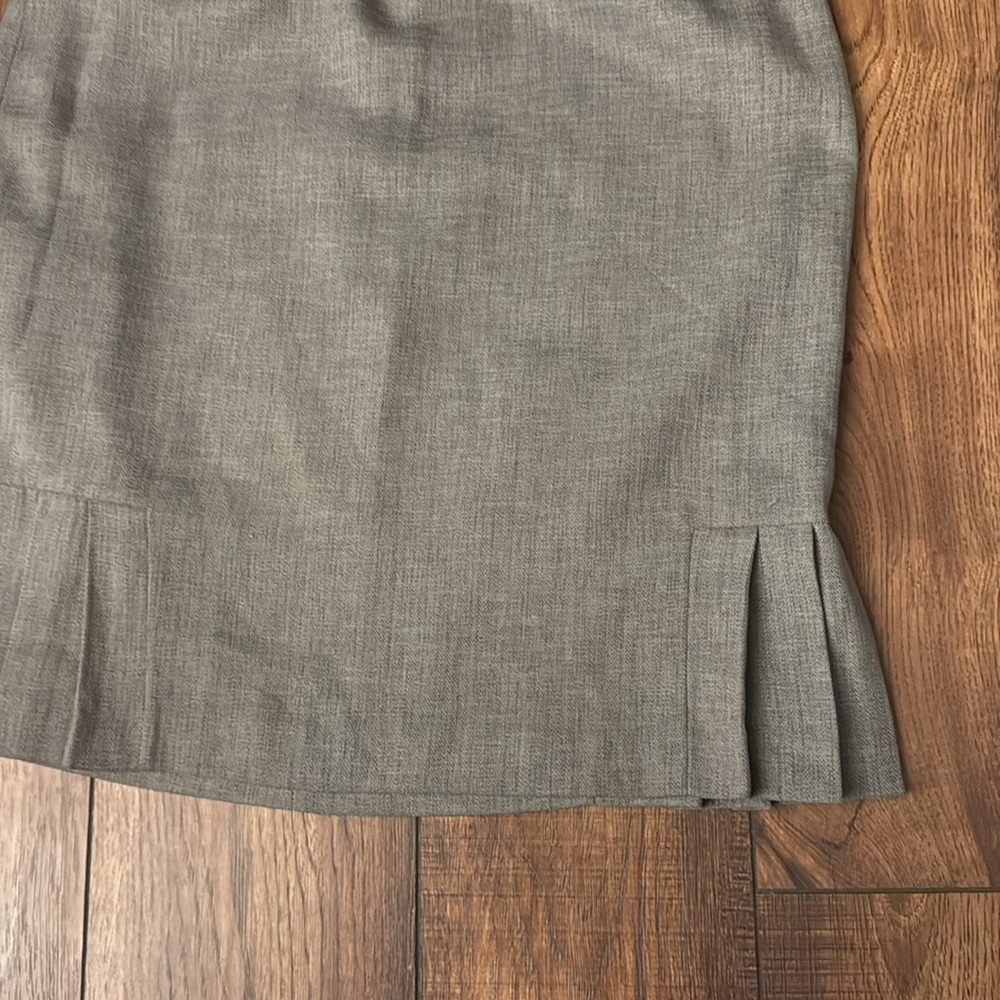 Skirt suit - Picture 7 of 9